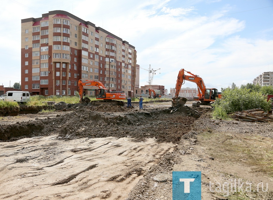 В Гальяно-Горбуновском массиве Уралстроймонтаж ведет работы по строительству автодорог на Уральском проспекте и улице Удовенко. 

Закрыто движение на нескольких участках. Автомобилисты не смогут проехать от Октябрьского проспекта до дома №78 по Уральскому проспекту и от улицы Захарова до дома №82 по Черноисточинскому шоссе. 


Установлены дорожные знаки с новой схемой организации дорожного движения.

Текст Татьяны Шарыгиной.
