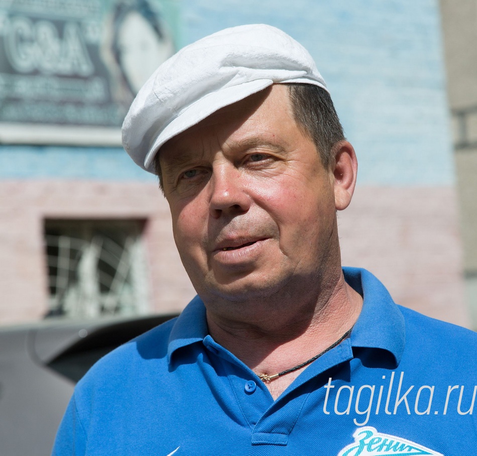 "Шахтёрский скверик"

Мы побывали и в этом парке. Увиденное опечалило: деревянные конструкции на детской площадке сгнили, металлические – проржавели. Всюду мусор и разруха.
– Главная беда в этом парке – гниющий лес, – считает индивидуальный предприниматель Сергей Лебедев. – Я всю жизнь здесь живу, у меня парикмахерская прямо напротив. После того, как закрылся кинотеатр «Кристалл», парк стал заболачиваться. Думаю, вода, текущая из подвала брошенного кинотеатра, тому причина. Лес гибнет – гниют корни, деревья валятся. Здесь стало опасно находиться.
Сергей Юрьевич признается, что душой болеет за парк, потому как все здесь родное. Вот этот детский городок и волейбольную площадку он некогда строил сам. Однако все напрасно, если в парке не будет установлена система водоотведения. 
По словам Нины Андроновой, ТОС в курсе ситуации. В планах – создать комиссию и проработать решение этого вопроса совместно с администрацией Тагилстроевского района.

Елена Пешкова
Фото Сергея КАЗАНЦЕВА.
