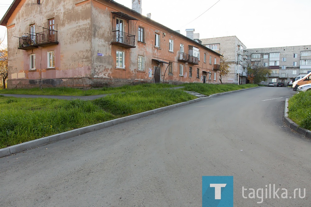 В этом году приводят в порядок пять дворов и две общественные территории - сквер «Пионерский» по улице Ильича и Центр семейного отдыха в ТОС «Пограничный».

Работы ведутся в рамках муниципальной программы «Формирование комфортной городской среды в 2017-2020 годы». Корреспонденты «ТР» побывали на всех объектах.

Вязовская, 37 - Циолковского, 14/35. Отремонтированы внутриквартальные проезды, тротуары, спуски. Приведены в порядок колодцы.