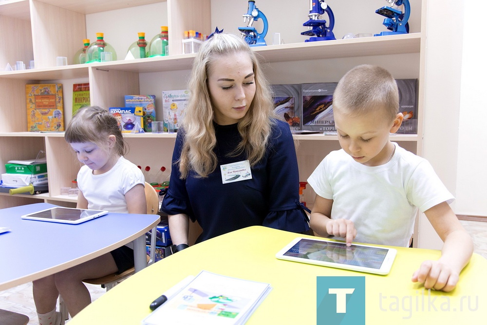 В этой автошколе практически все, как у взрослых, в три этапа: теоретические занятия, изучение маневров на тренажерах и практика на электромобилях. За успешное прохождение испытаний полагается награда – водительское удостоверение.

- Сегодня автомобиль – неотъемлемая часть нашего мира, поэтому очень важно, чтобы дети познакомились с ним как можно раньше. Дети должны знать правила поведения на дорогах, причем не только с точки зрения пешехода, но и водителя, - отмечает старший воспитатель Яна Телегина.