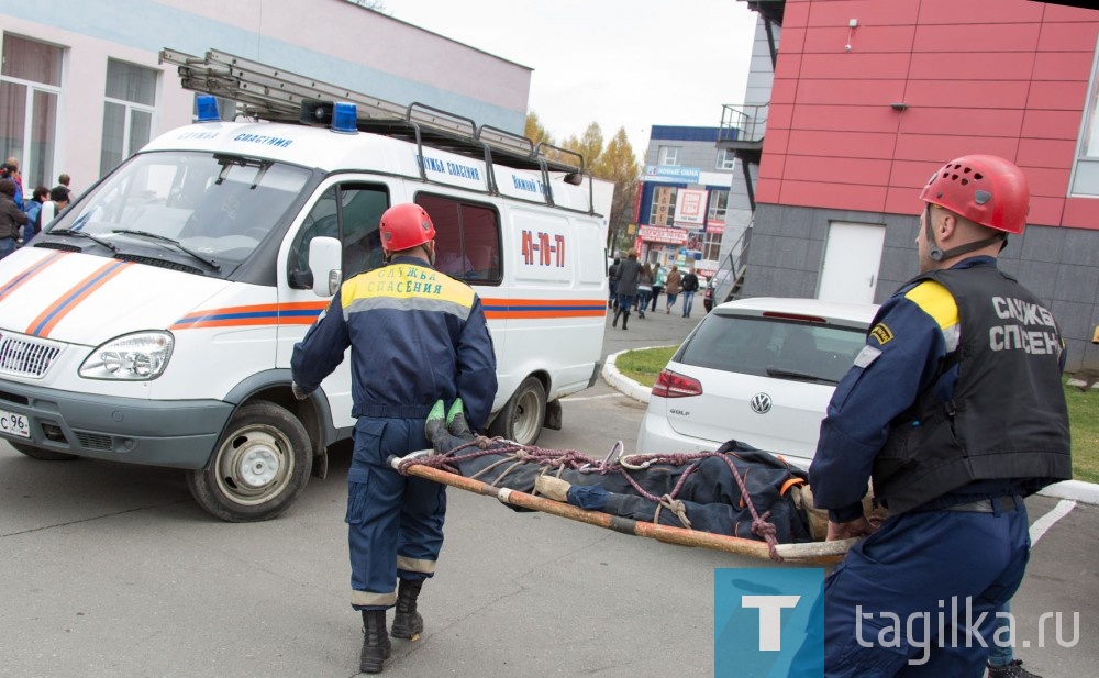 Чтобы в новогоднюю ночь не встретить на пороге своей квартиры наших героев, соблюдайте ими же сформулированное простое правило: меньше пить, аккуратнее запускать фейерверки и не задерживаться на улице при сильных морозах.
В 2017 году спасатели:
- оказали помощь в быту – 144 раза, выезжали на 29 ДТП и 4 пожара,
- предотвратили 2 попытки суицида,
- 23 раза выезжали при подозрении на взрывное устройство,
- провели 12 поисково-спасательных операций.
Всего зафиксировано 1145 вызовов: 603 от частных лиц, 63 от ЕДДС, 479 из других оперативных служб города.

 Ольга ДУМЧЕНКОВА
ФОТО СЕРГЕЯ КАЗАНЦЕВА