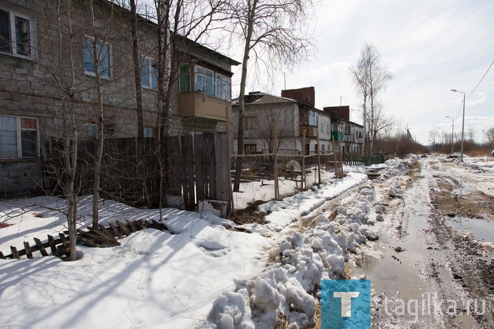 Здания стоят на отшибе, по соседству только полуразрушенные сараи и промзона. Ведущие к ним дороги разбиты, а зимой еще и не чищены. Фундамент одного из домов просел, по стенам идут трещины, в квартирах хозяйничают крысы. Тем не менее, жилье не признают аварийным и даже включили в план капитальных ремонтов - на 2030 год. Правда, жители сомневаются, что строения протянут еще 12 лет.
