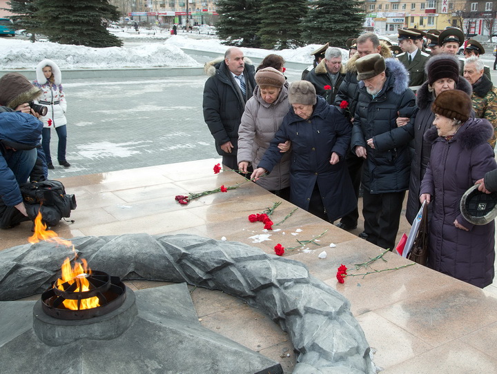 В память о защитниках Сталинграда
Ветераны и молодежь возлагают цветы к Вечному огню на площади Славы. 