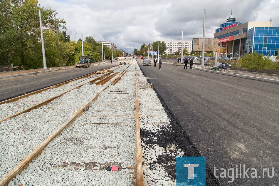 Продолжаются работы и на подъездных путях. На
Островского - Серова укладывается выравнивающий
слой асфальта, идет оформление колодцев.
Открыть движение на мосту планируется в ближай-
шие дни. 
