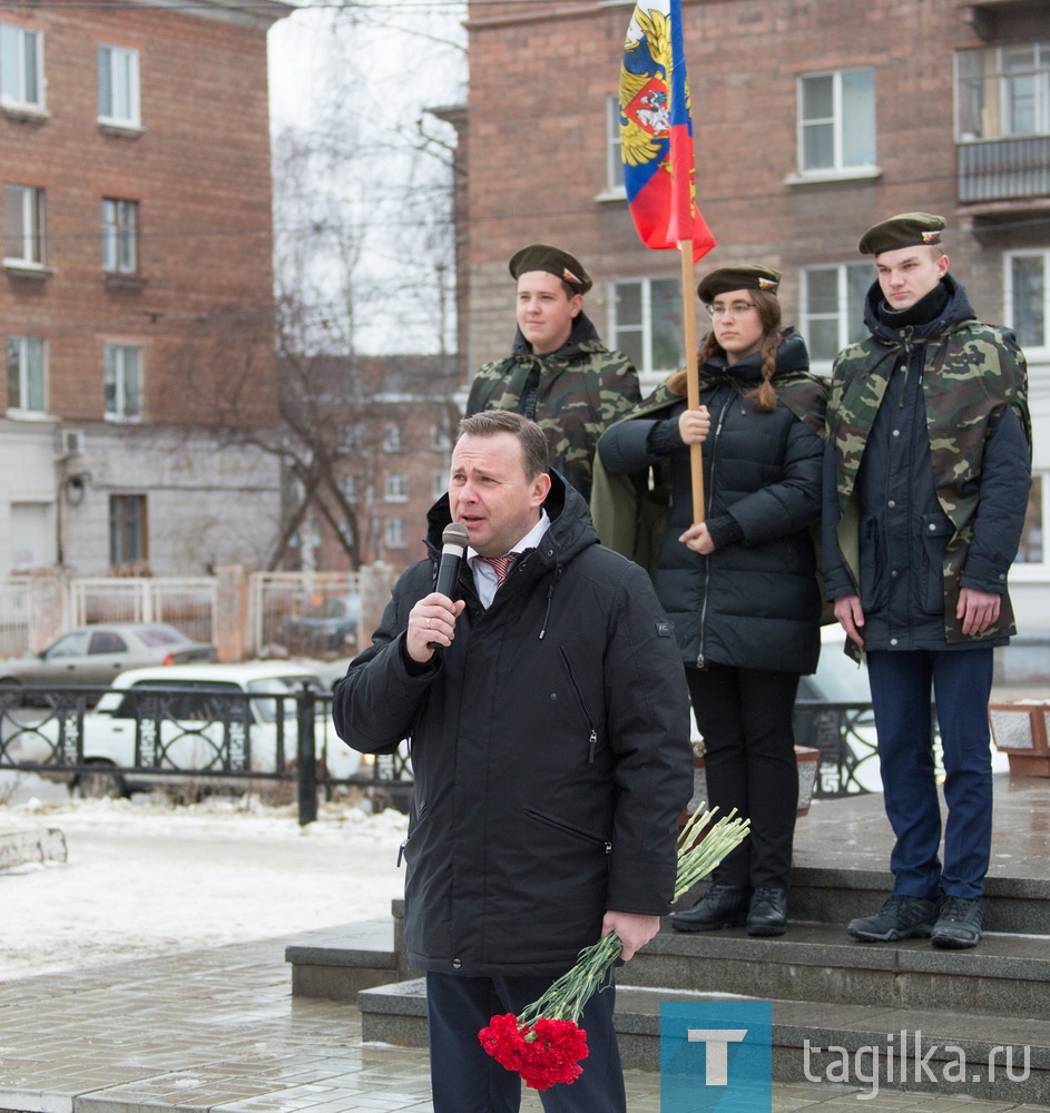 Митинг начался с гимна России. Затем к участникам обратился Владислав Пинаев. «Тагильчане внесли весомый вклад в ратные и трудовые победы нашего государства, 35 имен героев высечены на этом памятнике, - подчеркнул он. – Важно, чтобы молодежь не забывала о тех, кто прославил своим подвигом Нижний Тагил. Я всех поздравляю с замечательным праздником. Подвиг Героев Отечества достоин памяти и всеобщего уважения».