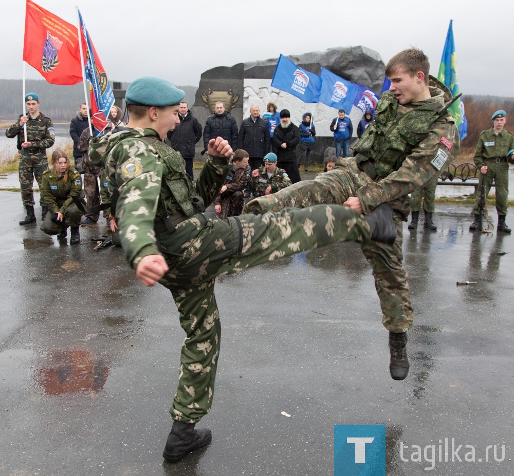 Владислав Пинаев открыл митинг в деревне Усть-Утка , посвященный Дню народного единства