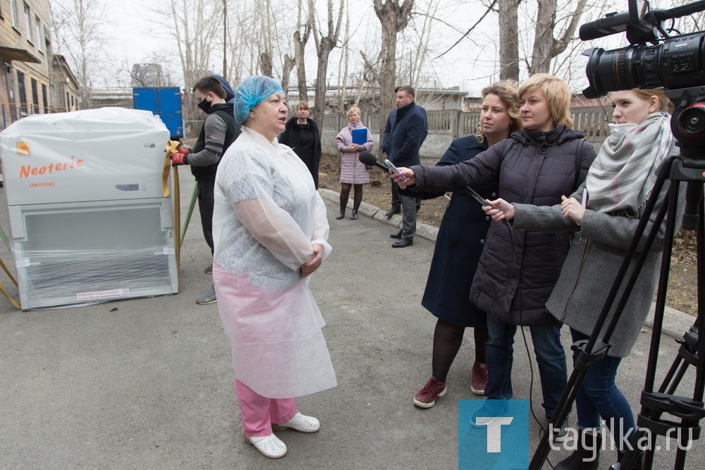 - Огромное спасибо Администрации города Нижний Тагил и Уралвагонзаводу за то, что теперь мы сможем проводить еще больше исследований, быстрее выявлять положительные пробы и применять необходимые меры. Важно отметить и то, что когда проблема с коронавирусом решится, это оборудование продолжит работать. Поможет решать эпидемиологические проблемы с рото-, норовирусными инфекциями, при подъемах заболеваемости гриппом. То есть в дальнейшем на нем мы также будем работать на благо города, - говорит Ирина Устюгова, заведующая лаборатории контроля биологического фактора ФБУЗ «Центр гигиены и эпидемиологии».