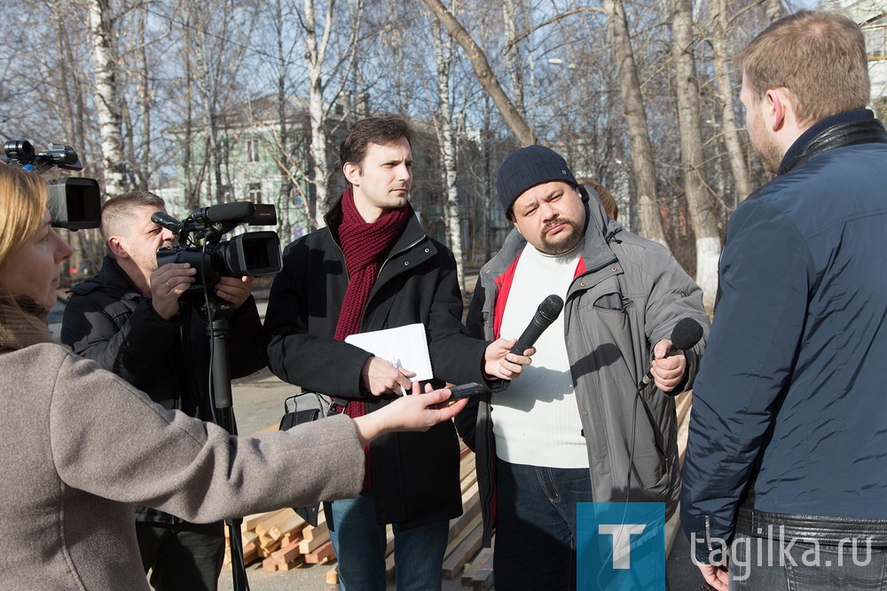 «Стройкомплекс» приведет в порядок не только здание, но и прилегающую территорию. Для занятий физкультурой оборудуют футбольное поле и спортивную площадку, в легкоатлетической зоне разместят беговые дорожки и яму для прыжков в длину, рядом – комплекс воркаута. Кроме этого запланированы детская игровая площадка и зеленая зона отдыха. По периметру появится новое ограждение.

Контракт на капитальный ремонт заключен на три года, но, вероятнее всего, уже 1 сентября ученики вернутся за парты родной 72-й. Школу №56 привели в порядок за десять месяцев, а здесь объемы работ примерно в три раза меньше.