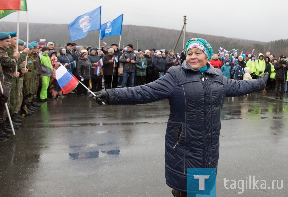 Владислав Пинаев открыл митинг в деревне Усть-Утка , посвященный Дню народного единства