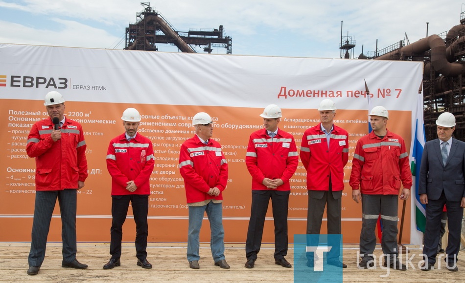 Установка памятной доски на месте строительства доменной печи N 7.