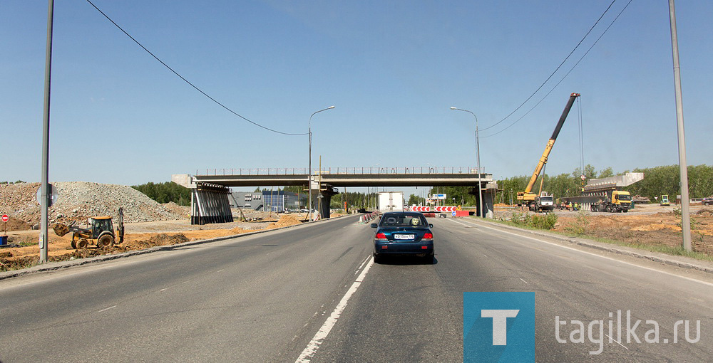 «Первый асфальт в этом году». Возведение моста через Тагильский пруд идет с опережением графика