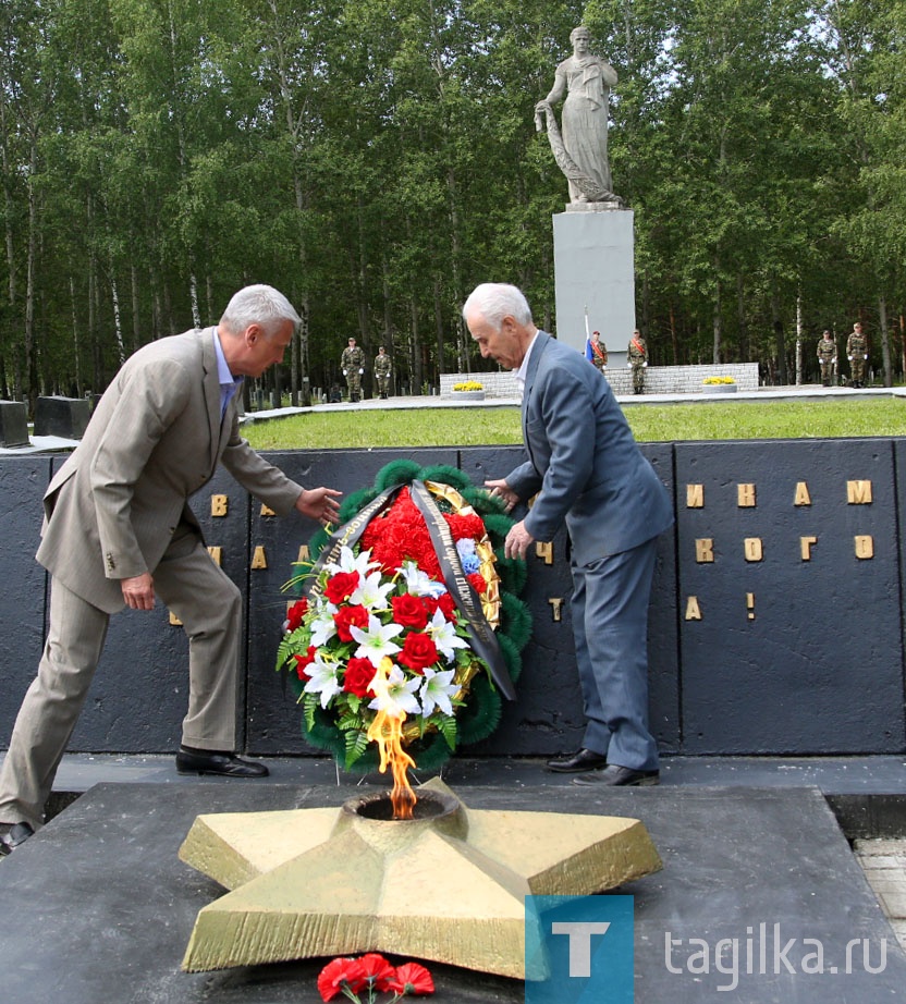 Траурный митинг. Мемориал "Рогожино"

Собравшиеся возложили к мемори-
алу цветы и гирлянды и почтили память
погибших минутой молчания.

Елена БЕССОНОВА.
ФОТО СЕРГЕЯ КАЗАНЦЕВА. 