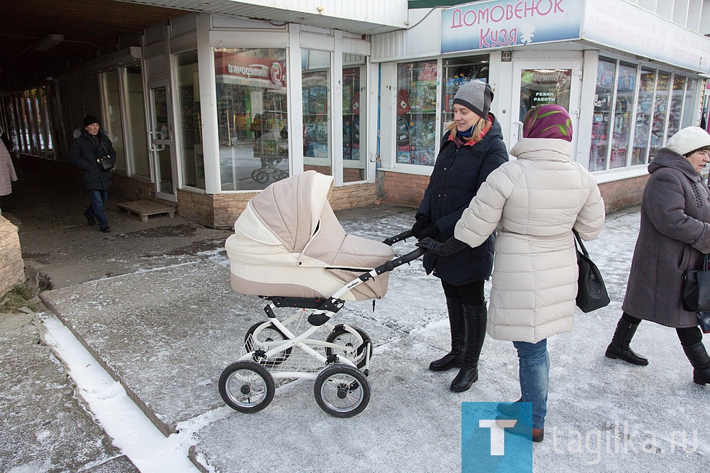 Молодая мама с коляской Наталья Сергеевна живет в знаменитом доме на улице Зари, 11, отлично представляет, как выглядит обустроенное и облагороженное пространство.
- Просим сделать побольше съездов с тротуаров, особенно к аптекам, домам. Прыгаем, перескакиваем через вывернутые плиты. Не каждая детская коляска выдержит, не говоря уже об инвалидных креслах. Все расположено хаотично, узкие проходы. Парковки нормальной нет – кочки, кто как хочет, так и паркуется. Лучше разделить зону для машин и пешеходов. Говорите, будут скамейки и зелень? Это большой плюс и для пожилых, и для малышей: кто-то идет за покупками, другие спокойно ждут на лавочках под деревьями.