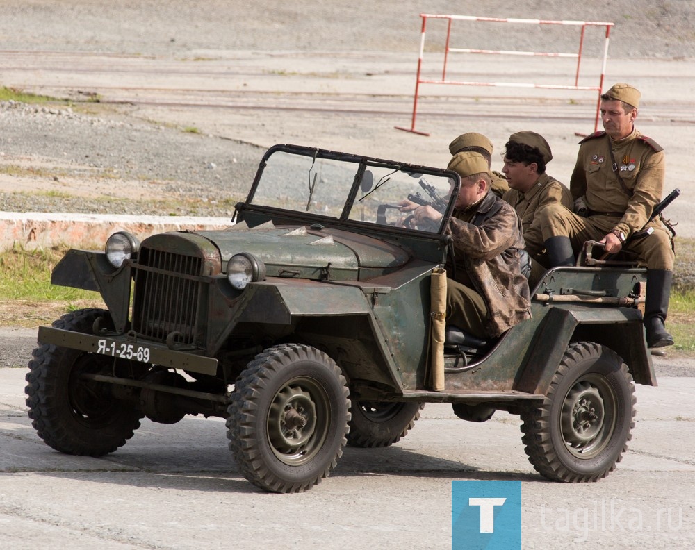 Для реконструкции выбрали июль 1943 года, когда на фронте установилось затишье. Зрители увидели военную технику тех лет, заглянули в полевой госпиталь и штабную палатку. Разведчики провели захват "языка", он рассказал о готовящемся наступлении. Советские войска провели контроперацию с участием танков, артиллерии и пехоты. 

Татьяна Шарыгина
Фото Сергея Казанцева