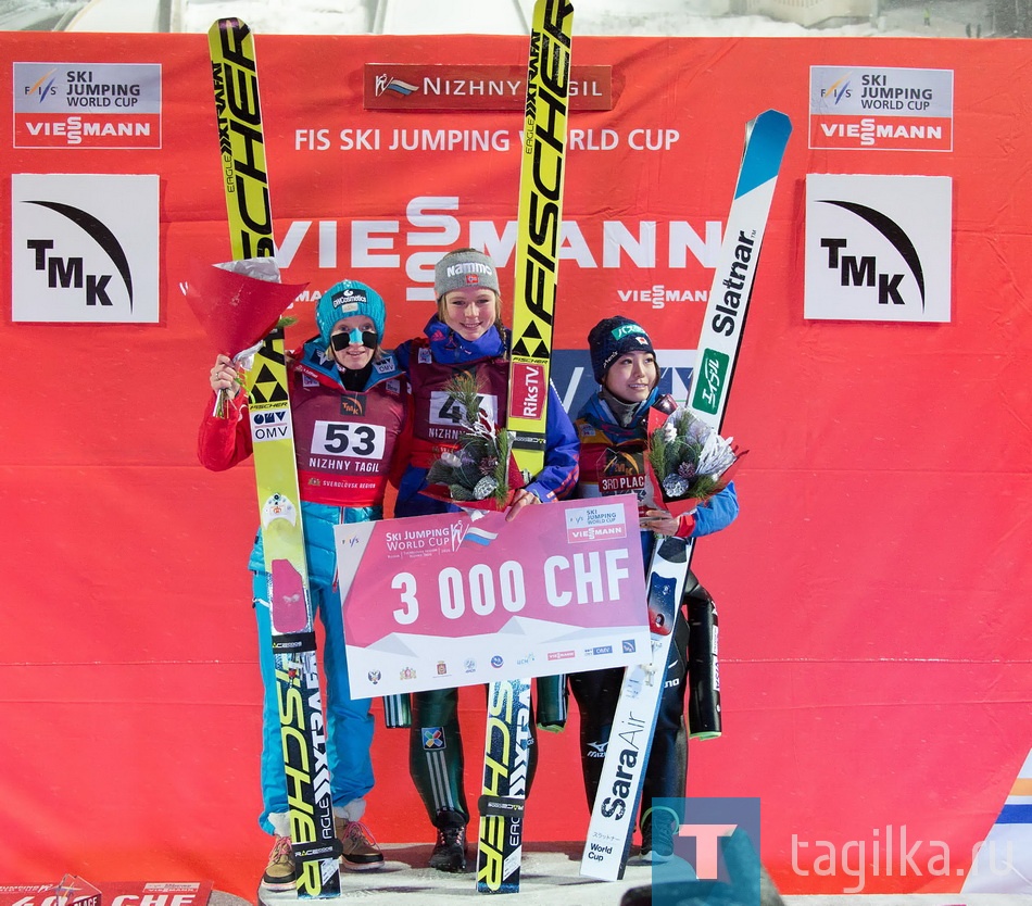 Первое место - 46 Lundby, Maren nor 91.5 108.4 95.5 121.2 229.6 
Второе место -  53 Iraschko-Stolz, Daniela aut 96.0 115.3 92.0 108.8 224.1 
Третье место - 56 Takanashi, Sara jpn 102.0 119.2 86.0 99.1 218.3

Пьедестал почета третьего этапа Кубка мира: победитель (в центре) - Марен Лундбю (Норвегия),
вторая (слева) - Даниэла Ирашко-Штольц (Австрия), третья - Сара Таканаси (Япония).