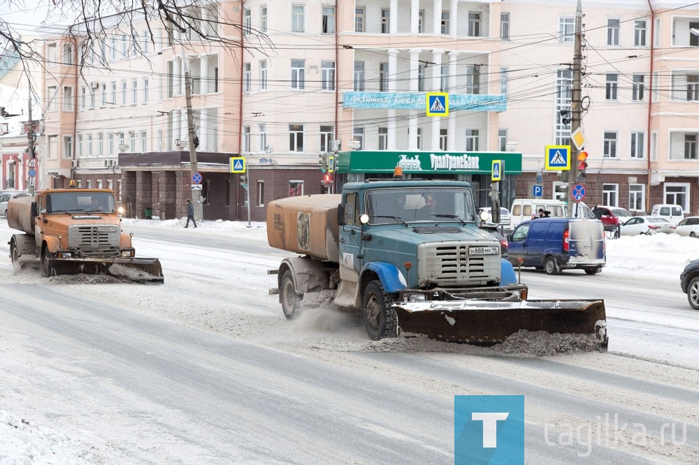 Уборка на проспекте Ленина.

В январе в Свердловской области погода как в начале ноября, самую теплую одежду из гардеробов тагильчане даже не доставали. Снегопады идут где угодно, даже в пустыне Сахара, а у нас и небольшие осадки становятся событием. Видимо, исчерпали лимит в прошлом году, когда все снежные полигоны были переполнены и пришлось создавать дополнительные.