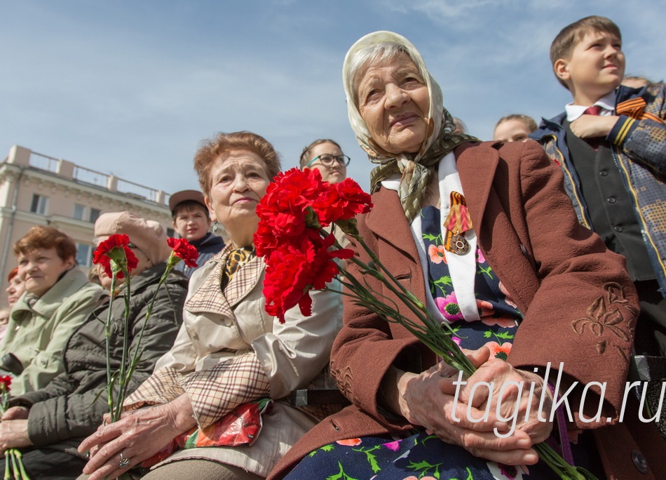 Митинг у памятника тагильчанам -Героям Советского Союза