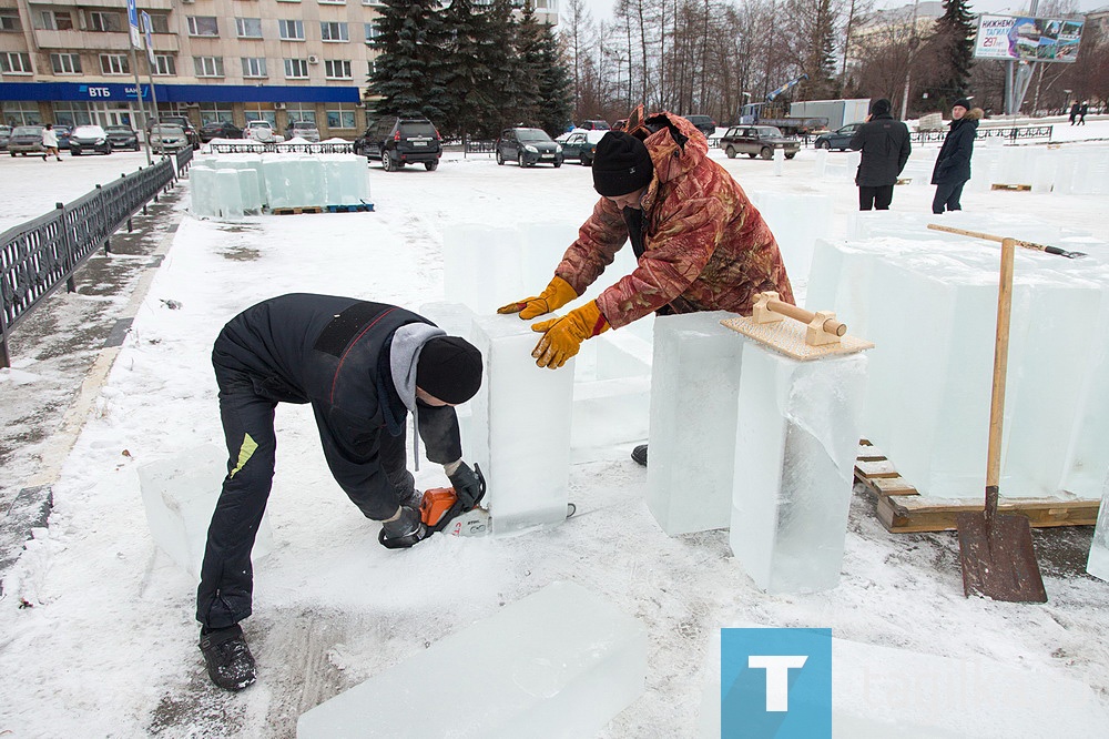 На Театральной площади приступили к строительству снежного городка