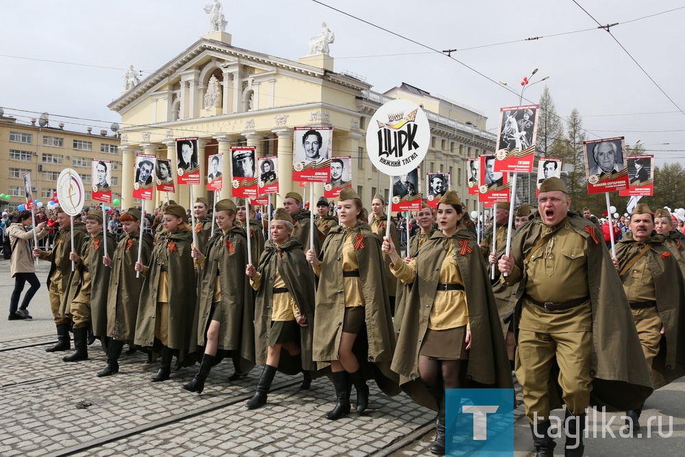 Артисты Нижнетагильского цирка в память о героических подвигах всех представителей профессии, которые прошли фронтовыми дорогами, несли фотографии Героев Советского Союза Ивана Шепеткова и Павла Домнина, Юрия Никулина, Льва Осинского, Рудольфа Славского, Петра и Василия Маренковых, Вячеслава Попова, Николая Баумана, Леонида Костюка, Николая Горлова, Льва Цветкова и Николая Чусова.