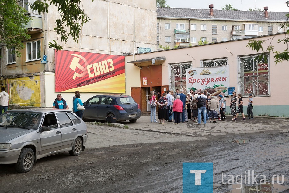 Сегодня глава Нижнего Тагила Сергей Носов провел встречу с жителями домов, расположенных в непосредственной близости от круглосуточного питейного заведения на Циолковского, 7