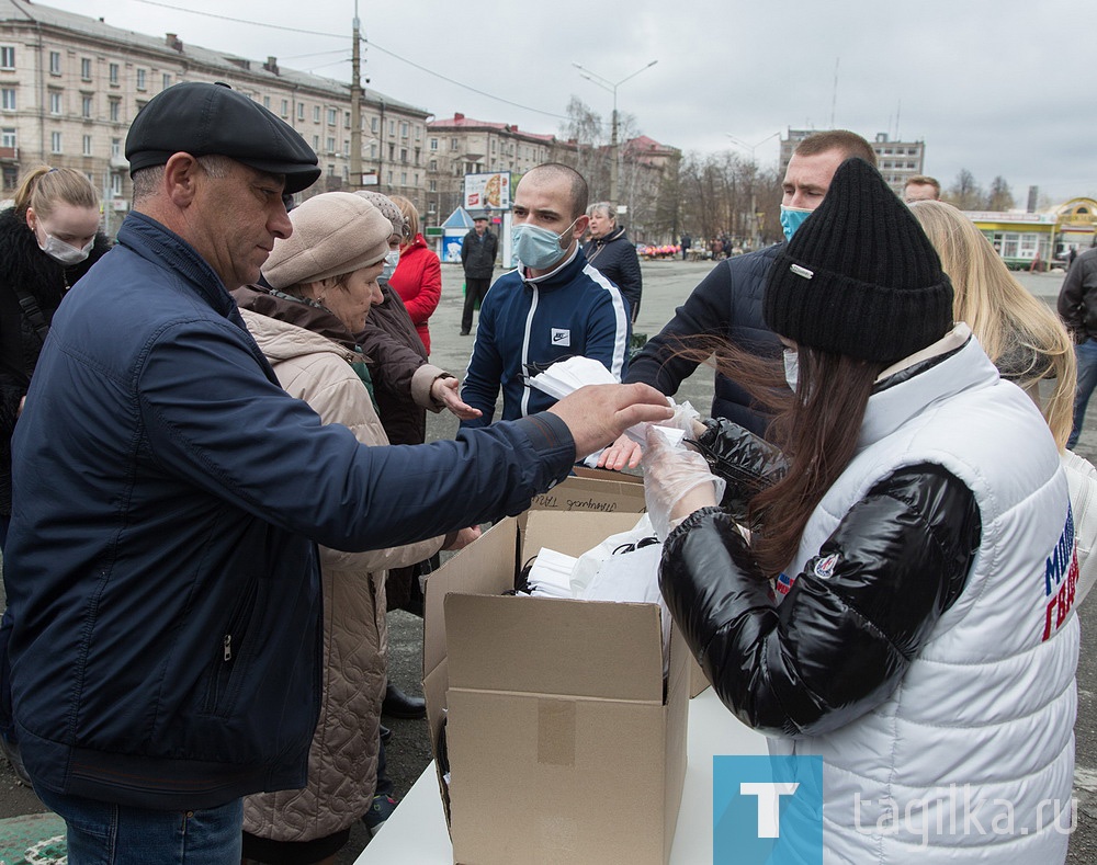 Волонтеры Нижнего Тагила раздают бесплатные многоразовые маски