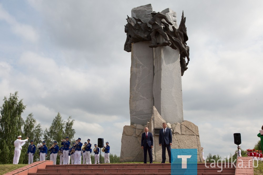 Благодарные потомки и ветераны -  металлурги принесли цветы к мемориалу