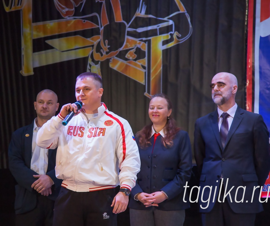 Кубок России по пауэрлифтингу среди мужчин и женщин.  Женщины.

На помост, установленный на сцене Городского дворца молодежи, выходят представители 23 регионов страны. Среди них – заслуженный мастер спорта из Новоуральска Сергей Князев, 20 мастеров спорта международного класса, призеры чемпионатов и первенств Европы и мира. На турнире установлено несколько национальных рекордов.