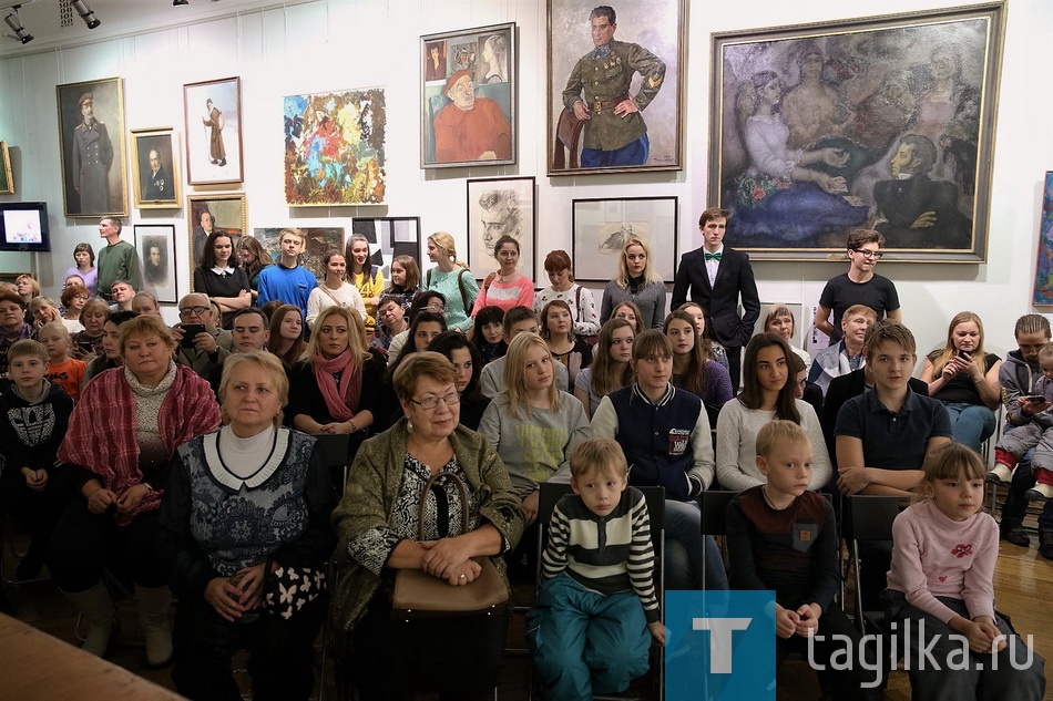 Переполненный зал Нижнетагильского музея изобразительных искусств. Здесь – «Сквозняк из прошлого».

Людмила ПОГОДИНА.
ФОТО СЕРГЕЯ КАЗАНЦЕВА.