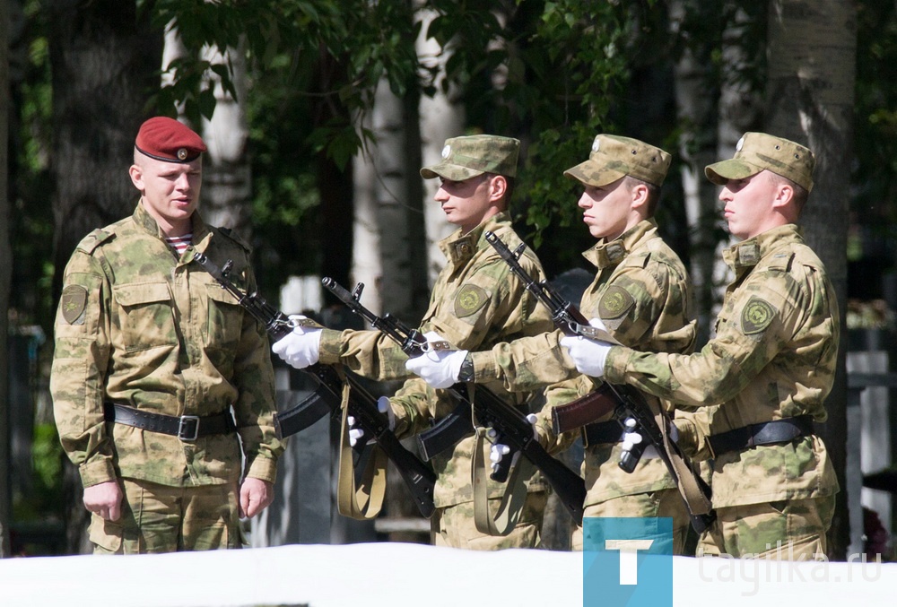 78 лет назад началась Великая Отечественная война.   1418 дней продолжался боевой и трудовой подвиг советского народа.   В День памяти и скорби на мемориале центрального кладбища Нижнего Тагила  собрались представители разных поколений: ветераны, работник