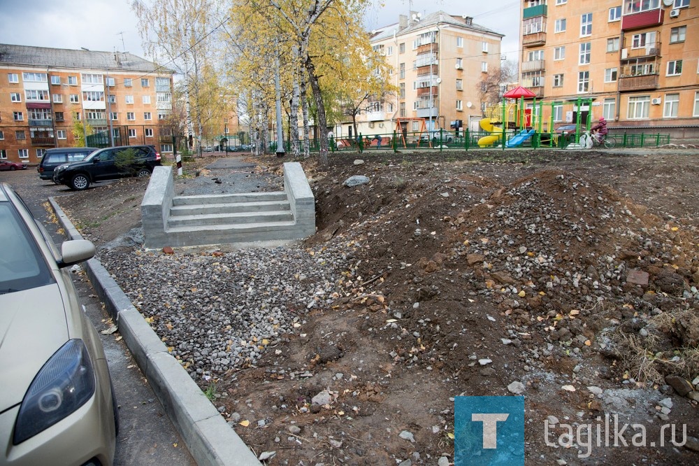 Во вторник строители бетонировали ступеньки на спуске во двор от улицы Газетной - это новшество для удобства пешеходов. Правда, пандуса на лестнице нет – слишком крутой уклон, нельзя. Для колясок есть другие, благоустроенные маршруты.
