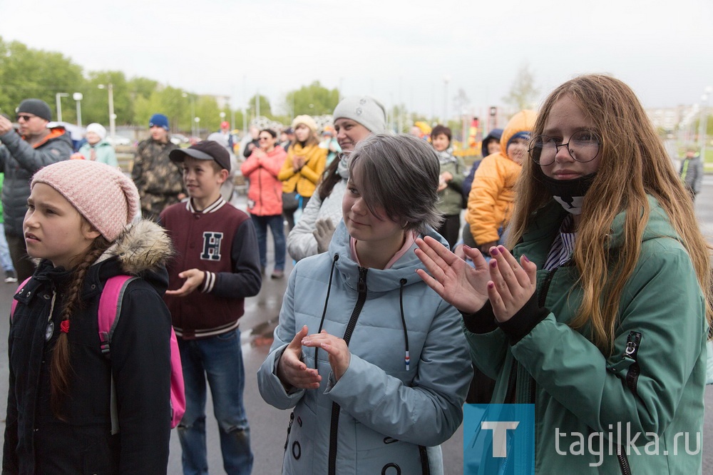   Девиз фестиваля каждый год неизменен: «Давайте жить дружно!». 

В списке участников фестиваля: Богдана Борей, коллектив «Дуслык»татаро-башкирского культурного центра Качканара, Национально-культурная автономия немцев в Нижнем Тагиле, хор немецкой песни «Feiertag», Екатерина Емельянова, студенты Нижнетагильского филиала Свердловского областного медицинского колледжа, театр моды «Вместе» Дома детского творчества Ленинского района, Ансамбль казачьей песни «Побуда», Олеся Хасанова, казачий хутор «Георгиевский» студия танца «ДэнсАвеню», дуэт Народного коллектива хора «Русская песня» Анна и Анастасия Головневы, студия восточного танца «Изюминка», региональная общественная организация социальной помощи и защиты граждан «Азербайджанский дом дружбы» Свердловской области, местная общественная организация сохранения и развития башкирской культуры Курултай башкир города Нижнего Тагила», танцевальная студия «Бархат», студия танца «Новерр», образцовая хореографическая студия «Задоринка», хореографический коллектив «Орион»Центра детского творчества «Выйский»…

Людмила Погодина
Фото Сергея Казанцева