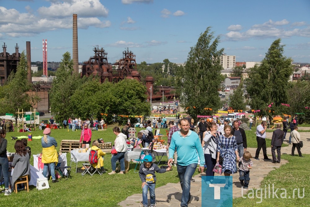 День города-2018 Нижний Тагил отметил
широко: праздничные мероприятия прошли
не только в минувшие выходные.
Но официальный старт торжеству дал залп
из пушки XVIII века 