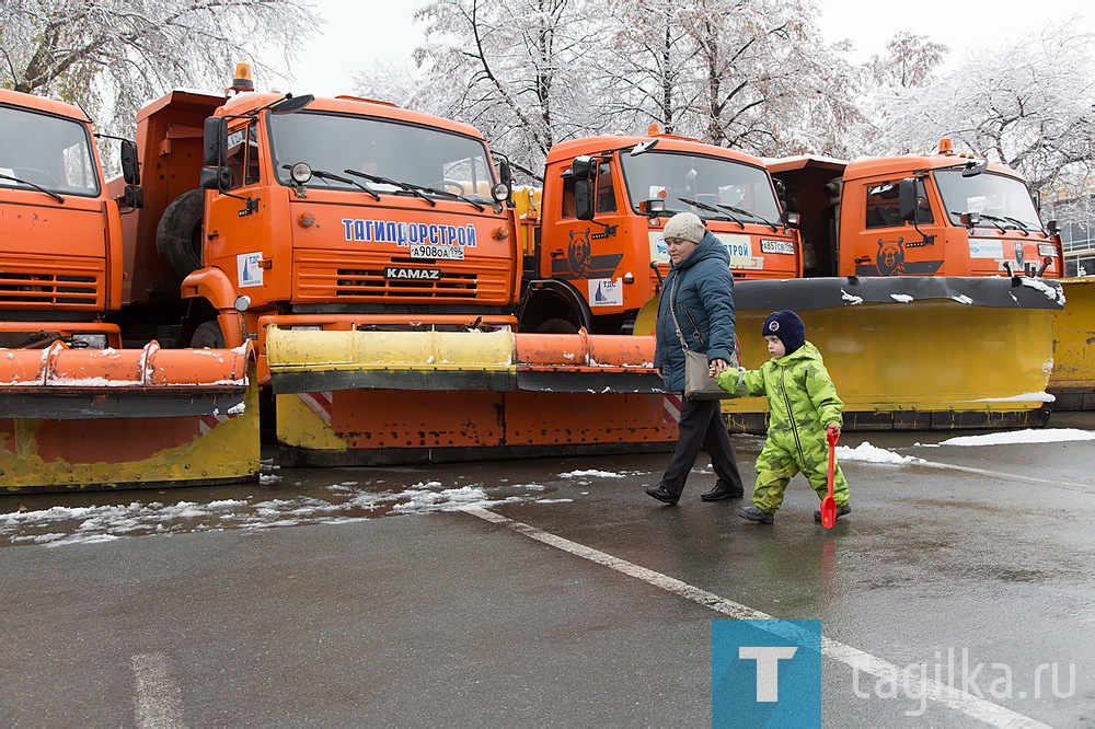 Сегодня руководители МУП «Тагилдорстроя» и ООО «УБТ-Сервис» отчитались о готовности предприятий к зимнему сезону.

На площади за КДК «Современник» выстроилась техника, которую используют для содержания дорог в зимний период.

Часть машин уже сегодня приступила к делу: ночью выпал снег.

Руководители МУП «Тагилдорстроя» и ООО «УБТ-Сервис» доложили главе города Владиславу Пинаеву о готовности предприятий к зимнему сезону.

Мэр поблагодарил коллективы за качественную работу летом и поздравил с наступающим Днем дорожного рабочего, который будет отмечаться в воскресенье.

