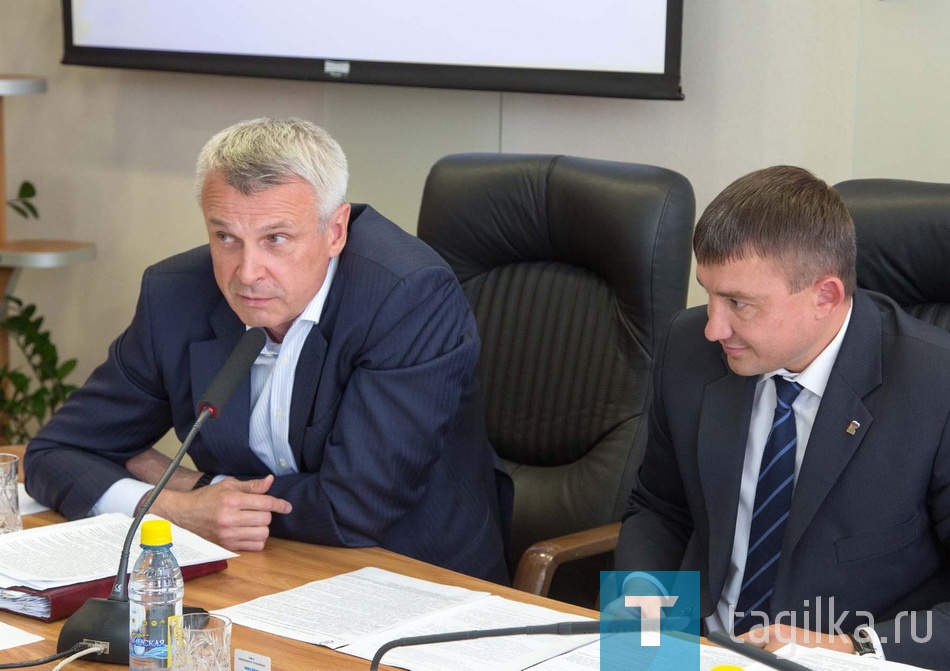При этом город развивался, продолжал реализовывать инвестиционные проекты и выполнять майские Указы президента.
-От многих задач, которые были поставили в 2015-м, вполне можно было отказаться, сославшись на объективные обстоятельства. Но мы этого не стали делать,- обратился к депутатам Сергей Носов. - Например, отказаться от строительства ФОКа или детских садов, которые Нижний Тагил реконструировал и возводил, вкладывая собственные средства наравне с областным бюджетом. То же самое касается и ремонтов дорог, проектов по развитию туризма. На все эти цели ресурсы можно было взять только из внебюджетных доходов.
