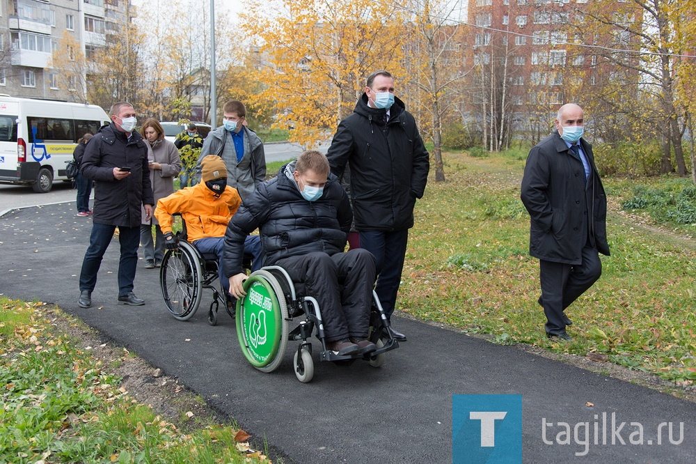 Первую остановку участники объезда сделали на перекрестке проспекта с улицей Дружинина. Но напрямую добраться от парковки до тротуара на колясках Максим и Александр не смогли из-за высокого бордюра у дома № 62. Его дорожники уберут в ближайшее время, а пока пришлось объехать препятствие по проезжей части. В остальном пересечь дорогу с трамвайными путями ребятам удалось без особых усилий. «Если не брать в расчет высокий бордюр, то я сам везде поднялся», - оценил состояние дорожного полотна и пешеходного перехода Максим Зяблицев. – По сравнению с прошлым годом дорога стала значительно лучше. Учтены и интересы людей с патологией зрения, есть тактильное покрытие для слабовидящих. В целом, город постепенно меняется и становится более комфортным».