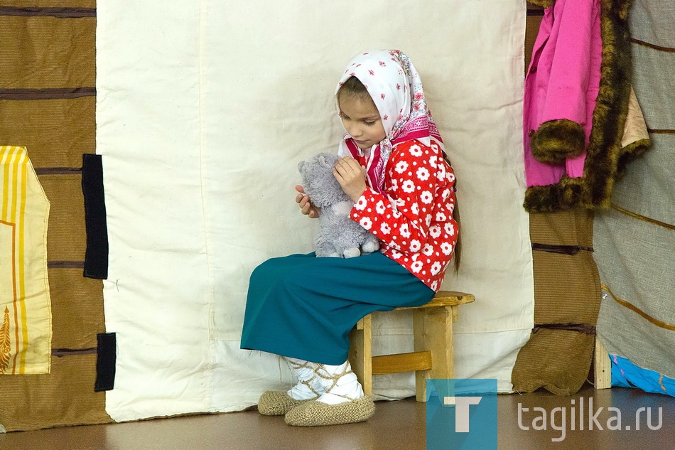 Бажовский фестиваль проводится уже четверть века, но театральной номинации в нем не было. После успеха тагильского «Берендея» организаторы решили, что со следующего года она появится.

- Выступление далось нелегко, - признался Андрей Майданов. - Днем пошел дождь, очень переживали, что не сможем показать спектакль. Зрители располагались под открытым небом, но никуда не уходили, стояли под зонтами. Дул сильный ветер, декорации, чтобы не унесло, держали руками. Возникла проблема с микрофонами. В общем, много нервов потратили. Но после спектакля зрители подходили, благодарили, просили сфотографироваться вместе. 