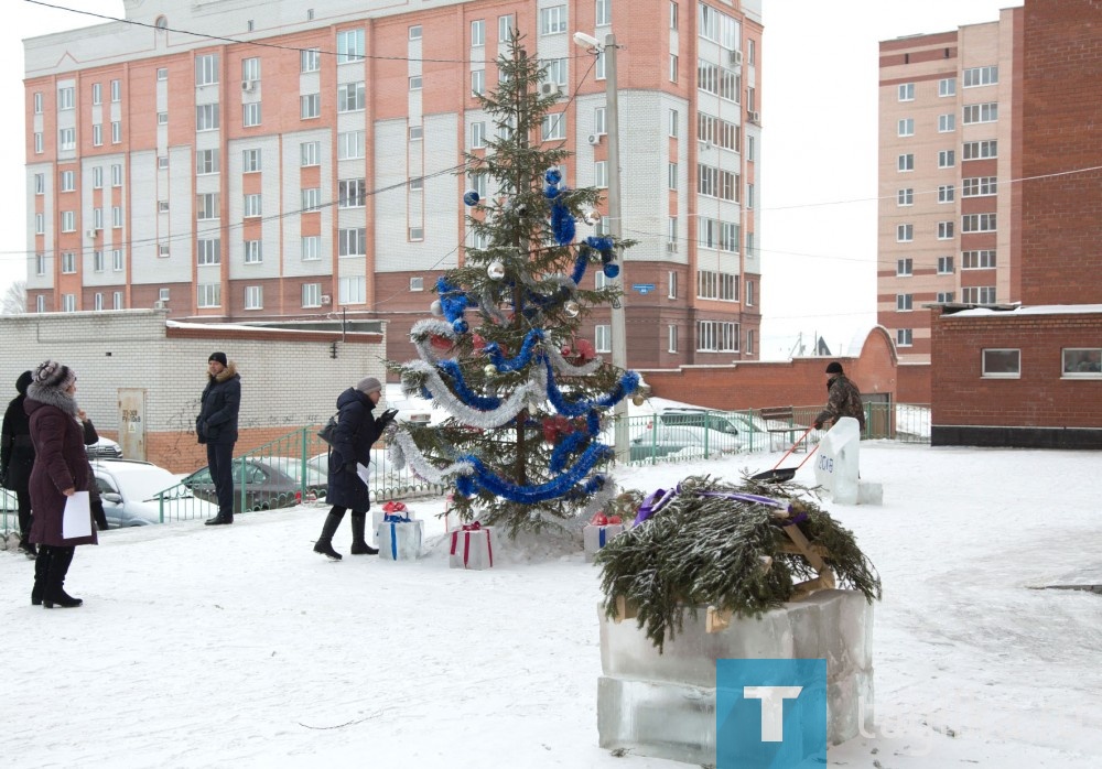 Готовимся к встрече Нового года. Уральский проспект 85