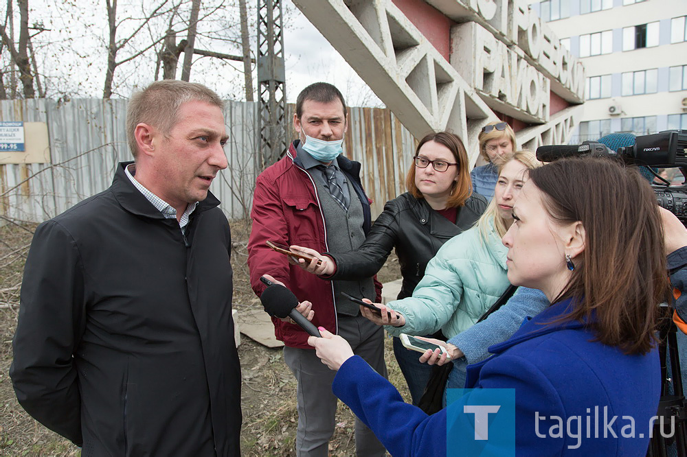 Директор МУП «ТДС» Игорь Васильев.


На улице Индустриальной ремонт ведется в соответствии с намеченными планами. Здесь развернуты практически все виды работ кроме асфальтирования. «В местах, где предусмотрены парковки для автомобилей, были убраны деревья. На отдельных участках дороги проведена замена слабых грунтов. Осуществляется демонтаж бортовых камней, и уже устанавливаются новые бордюры. Сделана очистка ливневой канализации, - сообщил директор МУП «ТДС» Игорь Васильев. – Готовимся к замене 19-метровой трубы на пересечении. Завтра приступаем к ремонту межпутевого пространства трамвайных линий, и на следующей неделе планируем уже перейти к фрезерованию».