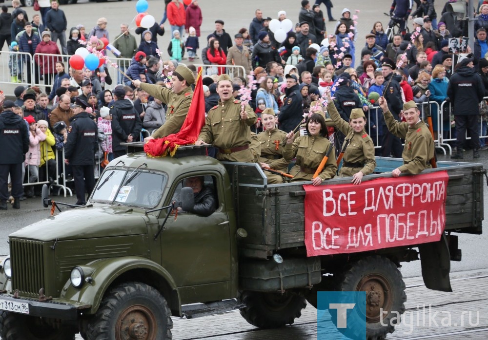 Праздничные  колонны тагильчан возглавили представители городского совета ветеранов.

Анжела ГОЛУБЧИКОВА
Фото Сергея КАЗАНЦЕВА