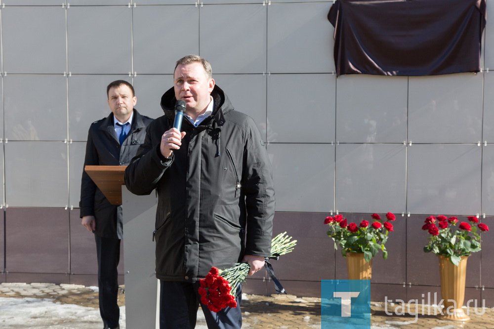 Глава города Владислав Пинаев.


Глава города Владислав Пинаев заверил собравшихся, что традиция создания мемориалов в честь тагильских подвижников, в том числе медиков, будет продолжена:

- Недавно мы открывали в ЦГБ№1 доску в память о враче-фронтовике Науме Абрамовиче Фарберове. Наверное, имена наших врачей не известны на мировом уровне, но для нас это великие люди, которые сделали для своего города, для страны очень много. Они спасли сотни жизней, и еще не одно поколение тагильчан будет хранить о них светлую память.