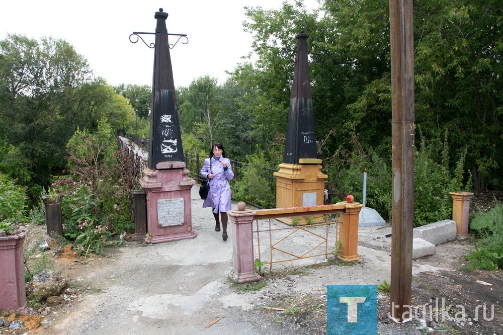 Горбатый мост.


Корреспонденты «ТР» побывали на улице Папанина и узнали, что бы хотели увидеть здесь местные жители.
На Горбатом мосту многолюдно. Владислав Васильев не местный, пришел вместе с дочерью на речку. Хотя ребенок и рад прогулке, отец отметил, что особо пройтись здесь негде – только по самому мосту. Но в надежности его Владислав начинает сомневаться: не пора ли здесь проводить ремонт.