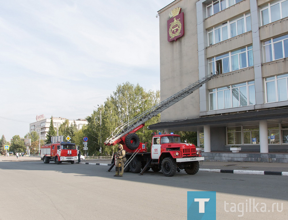 Пожар, полная эвакуация, двое спасенных. В администрации Нижнего Тагила прошли учения