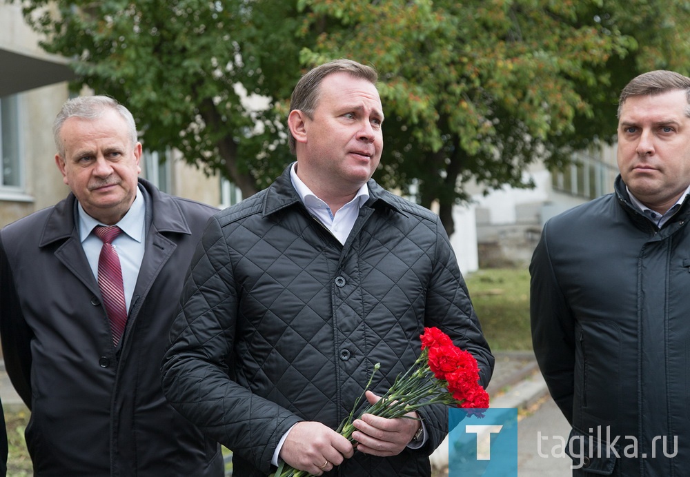 - Мы продолжаем увековечивать память наших земляков, людей уникального поколения, - подчеркнул глава города Владислав Пинаев. - Наверное, найдутся те, кто будет проходить мимо и обязательно обратит внимание на памятную доску Героя Советского Союза Анатолия Селезнева. Рожденные после революции, им досталась, по сути, разрушенная полностью страна, потом Великая Отечественная война, а затем вновь восстановление страны. Однако они прошли свой путь с честью и достигли высот. Да, имя Анатолия Петровича Селезнева не гремит в мире, но его должны знать тагильчане, подрастающее поколение.

Ольга Полякова
Фото Сергея Казанцева