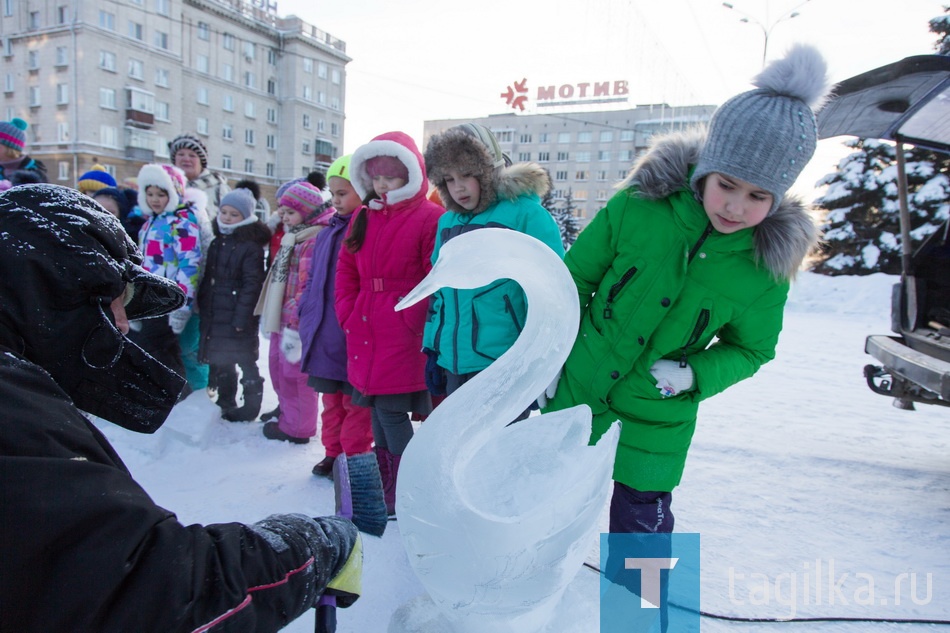 Подготовка Театральной площади к Новому 2017 году.