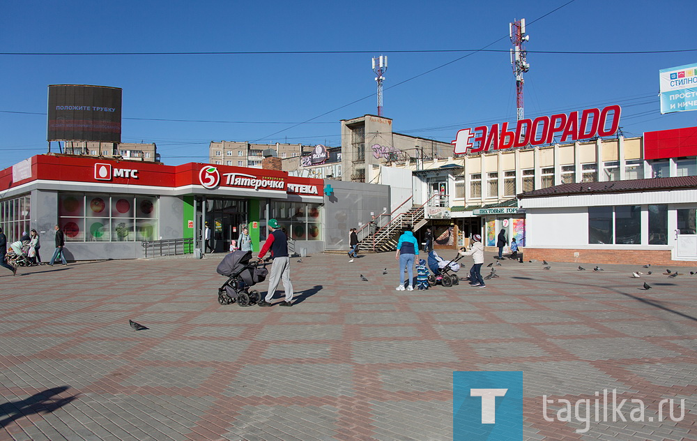 Затем глава города побывал на площади у торгового центра по улице Зари, 21. Ее ремонт завершился в прошлом году. Директор обслуживающей компании отметил, что на всех объектах уже начались работы по весенней уборке. «Где-то запланировано засеять газон, посадить новые деревья и кустарники, взамен погибших, решить вопросы с отводом воды. Ждем устоявшихся плюсовых температур, чтобы очистить с помощью Karcher резиновое покрытие спортивных площадок в микрорайоне Девятый поселок», - рассказал Алексей Телешенко.