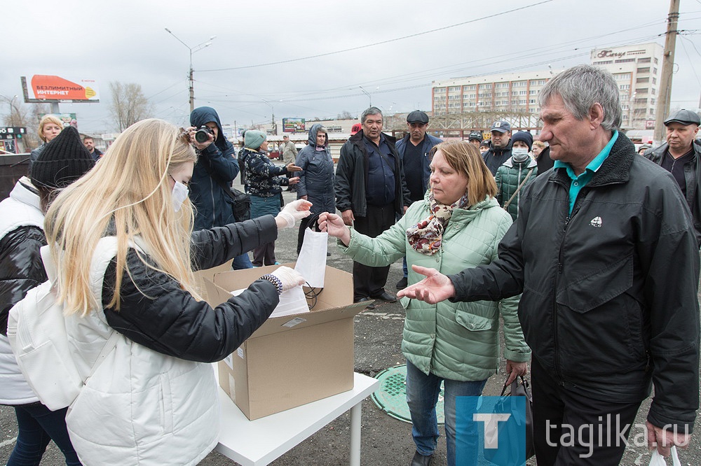 Волонтеры Нижнего Тагила раздают бесплатные многоразовые маски