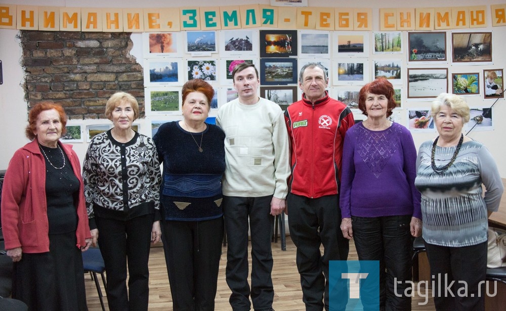 В Центре по работе с ветеранами, сменившем в прошлом году свой адрес, продолжаются занятия многочисленных кружков и студий для тагильчан «золотого возраста». Привыкают к новому залу для репетиций и участники ансамбля «Надежда».
