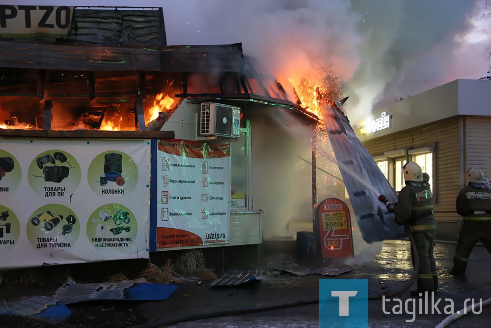 Пятница, 13-е. В Нижнем Тагиле около вокзала горит павильон