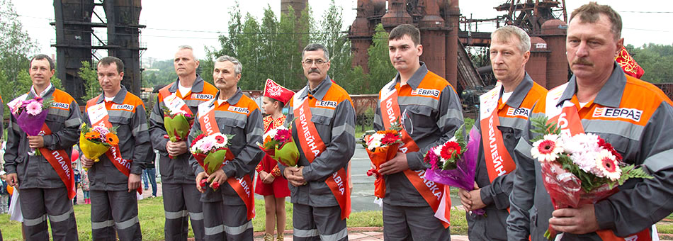 Празднования у памятника металлургам на Лисьей горе