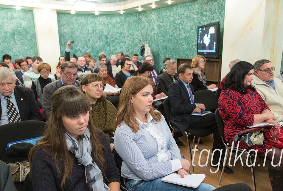 Предполагается, что в Москве большая часть заявленных проектов будет касаться темы жилищно-коммунального хозяйства и контроля  этой сферы со стороны рядовых жителей.

-По сути, состояние коммунальной сферы, последние события, такие как введение платы за капремонт, лицензирование УК и стало толчком для возрождения народного контроля,- считает председатель комиссии по ЖКХ свердловской Общественной палаты Сергей Полыганов. - Вал писем, обращений на эти темы, а комментарии давались размытые. Никто не понимал толком за что платить, почему платить? И люди стали брать инициативу в свои руки, организовывать независимые проверки деятельности УК, следить, как проходят капитальные ремонты на народные деньги. 

По словам Сергея Полыганова, стать контролером-общественником, особенно в ЖКХ, очень непросто. С криками «Нас обманывают», правды не добиться. Действовать нужно грамотно.

-Если вы взялись кого-то проверять, рассчитывайте свои силы, не оставайтесь в одиночестве, найдите соратников и не сторонитесь средств массовой информации, обязательно публикуйте итоги вашей деятельности, -посоветовал участникам НКО Сергей Полыганов.